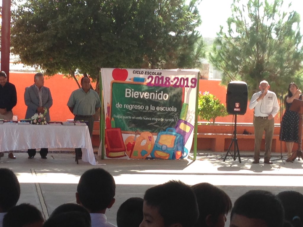anaiturriria's tweet photo. El Director de @coecytcoahuila @vmario_garza  En representación del Sr. Gobernador Ing. Miguel Angel Riquelme Solís @mrikelme en el "Arranque del Ciclo escolar 2018- 2019 y en el Municipio de  Cuatro Ciénegas Cuahuila, En la escuela Benito Juárez" https://t.co/I0trygmKJW