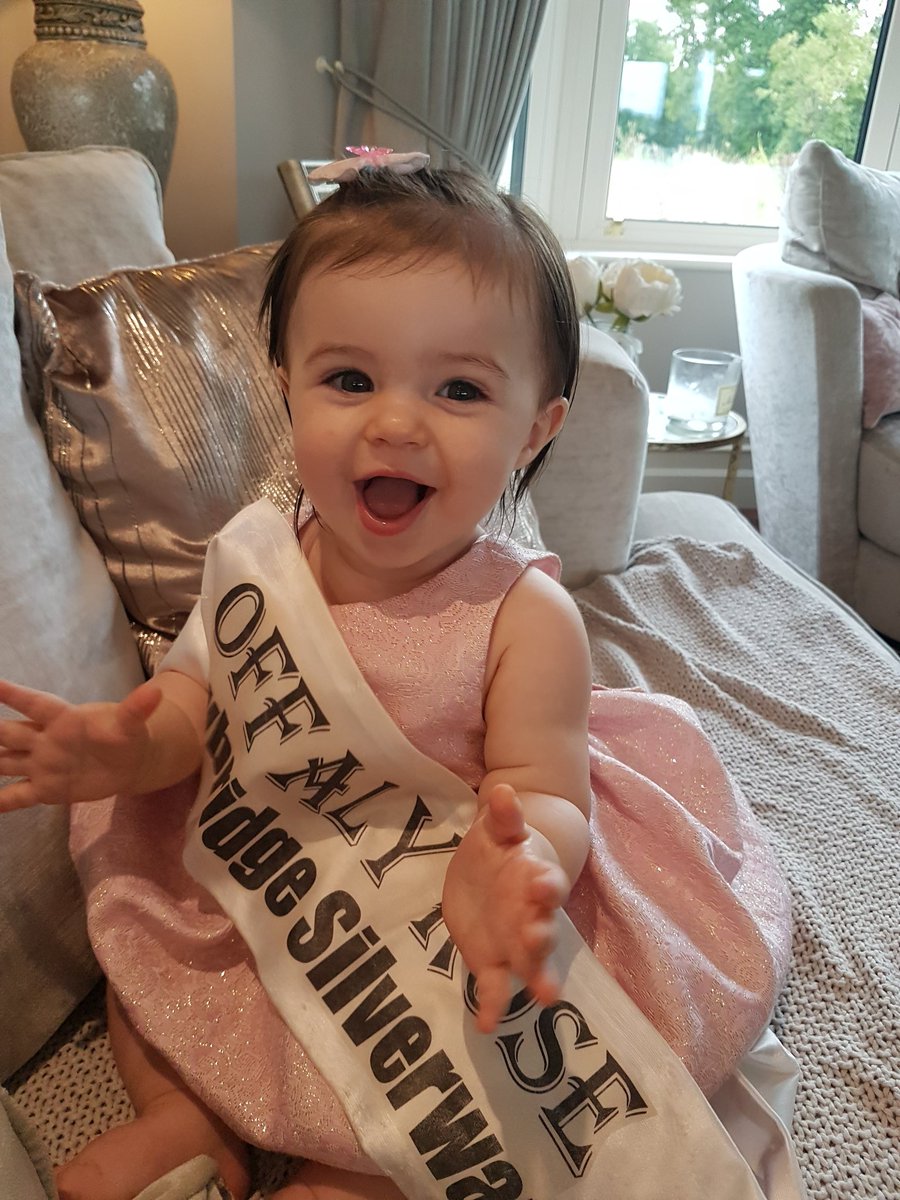 FlamingosStyle's tweet photo. Baby Isabelle Costello 💕 'I want to be a Rose when I grow up..just like my Mammy Arlene Kelly the 2010 Offaly Rose 😍' #Roseoftralee https://t.co/HrKrFvlHf3