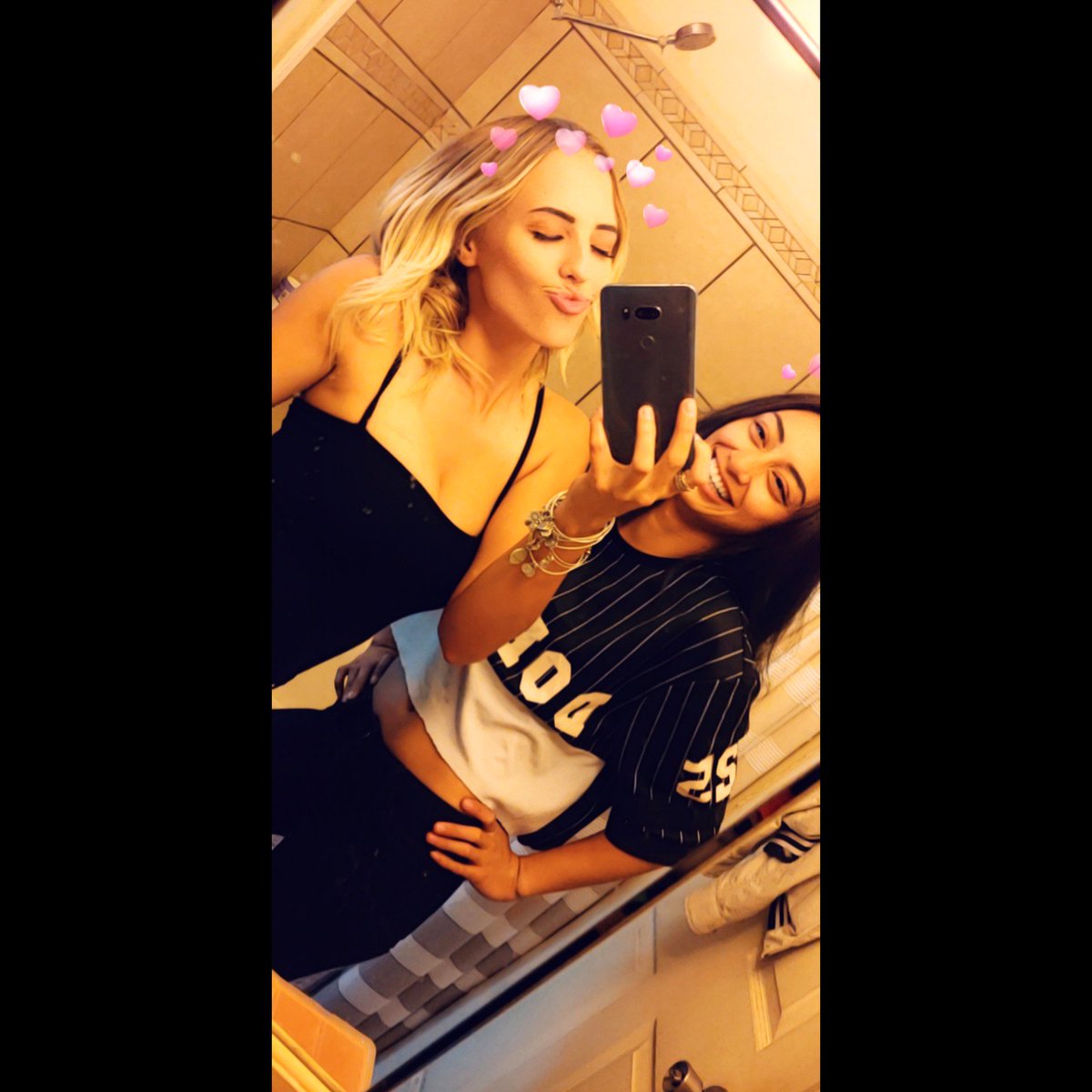 nananigga18's tweet photo. getting drunk with you is the perfect way to end our summer 🍻💛 #bfffffff 👯🤞 https://t.co/16pQlf9qyY