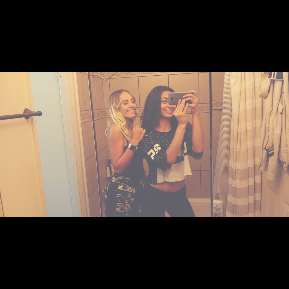 nananigga18's tweet photo. getting drunk with you is the perfect way to end our summer 🍻💛 #bfffffff 👯🤞 https://t.co/16pQlf9qyY