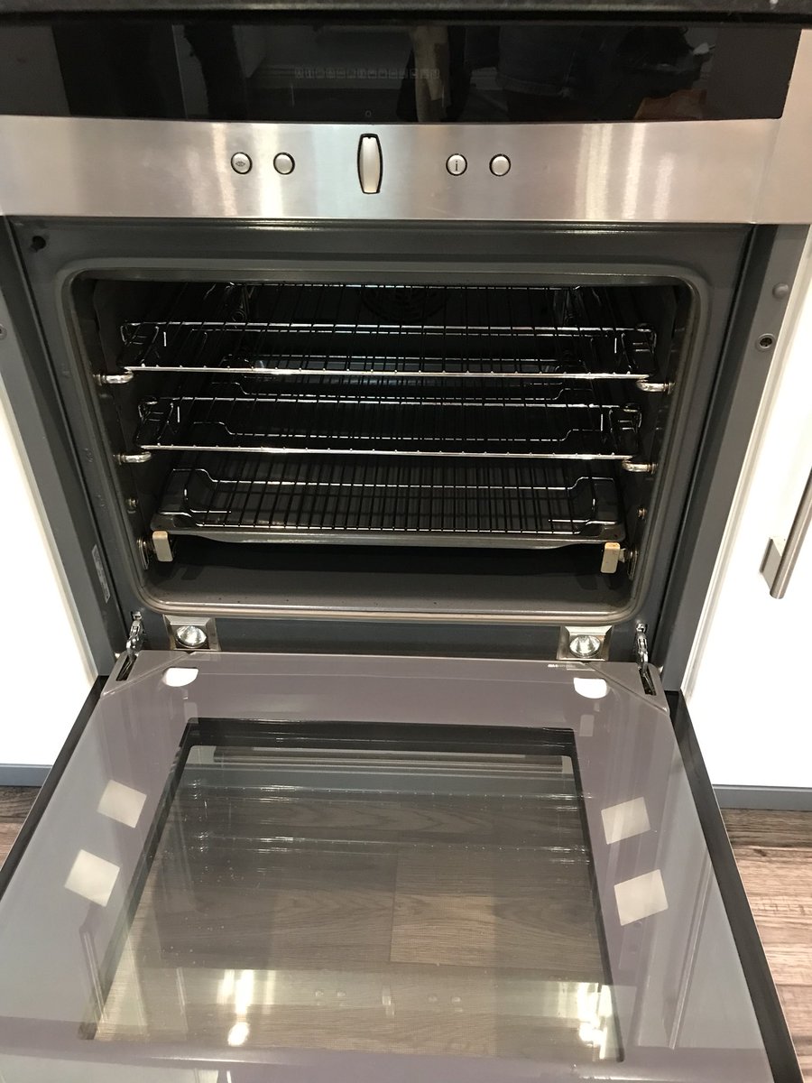 RustingtonClean's tweet image. End of tenancy and oven clean today #gleaming #rustingtoncleaning @endoftenancy