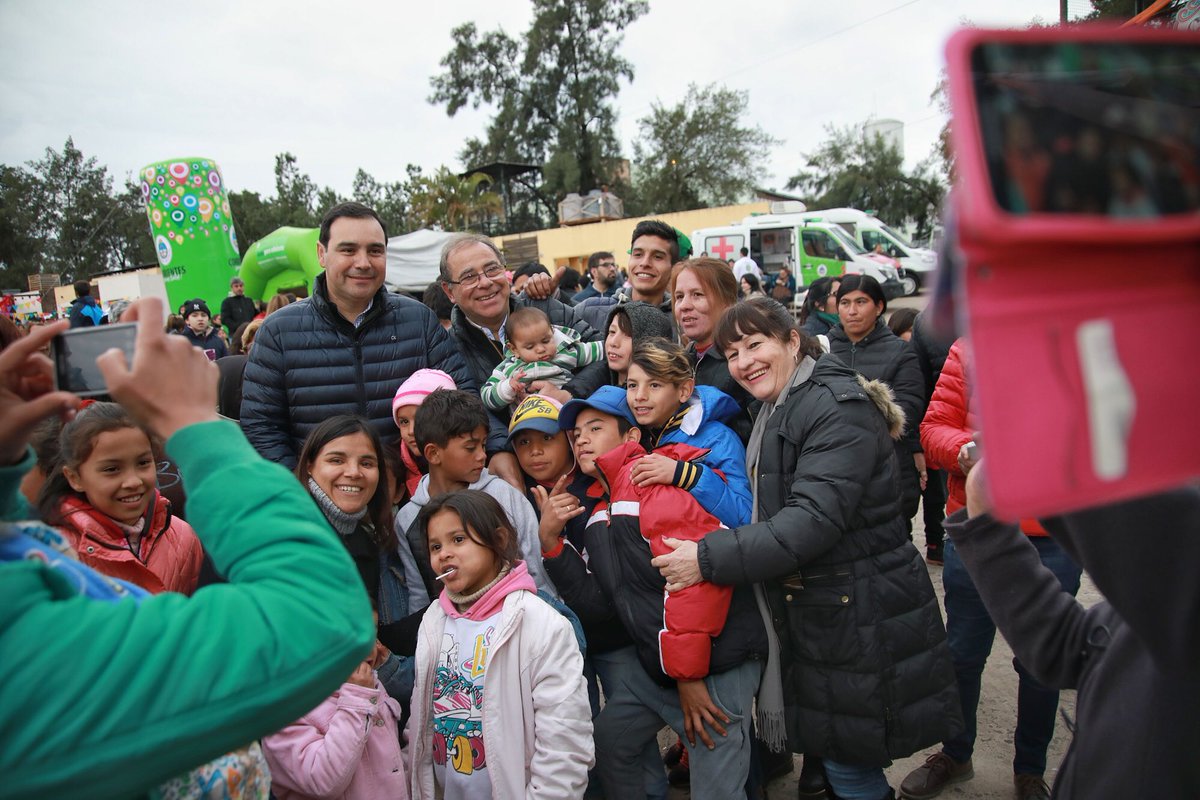 gustavovaldesok's tweet photo. Más de 4 mil personas están festejando el Día del Niño en el Anfiteatro Cocomarola de #Capital. Una tarde llena de diversión, juegos, shows, regalos y mucha risa 😂 https://t.co/BREgMoMFFN