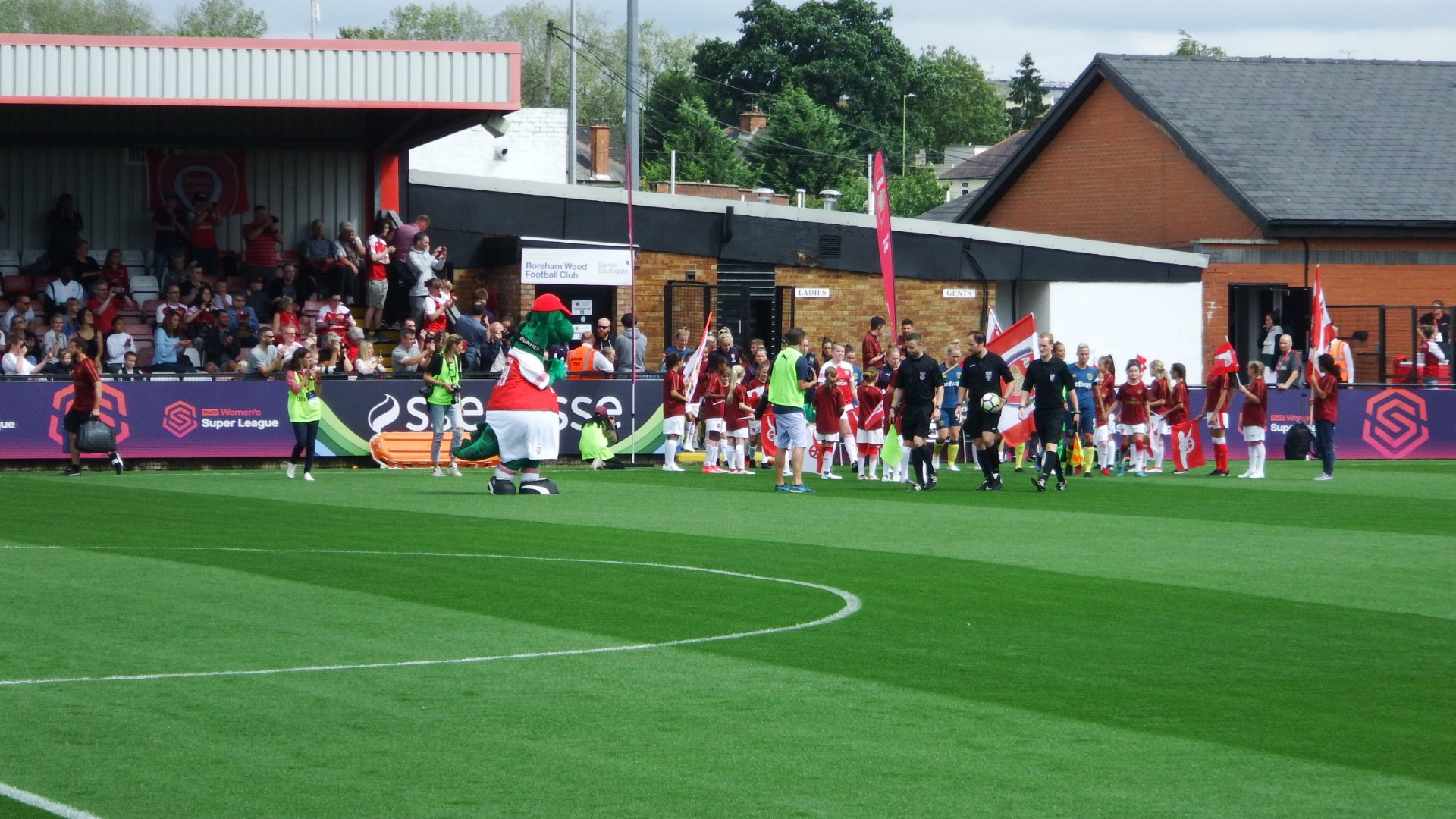 イングランド ドイツ サッカー留学 Auf Twitter アーセナルウィメン対ウェストハムレディース 観客にはアーセナル ウィメンやウェストハムレディースの下部組織に所属する女の子達がおり それぞれのクラブのキット トレーニングウェア を着て観戦していました