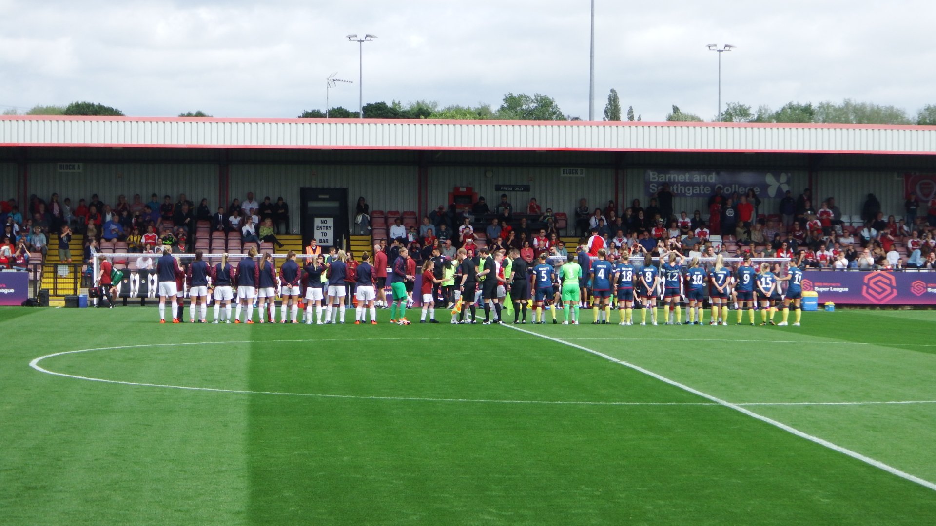 イングランド ドイツ サッカー留学 Auf Twitter アーセナルウィメン対ウェストハムレディース 観客にはアーセナル ウィメンやウェストハムレディースの下部組織に所属する女の子達がおり それぞれのクラブのキット トレーニングウェア を着て観戦していました