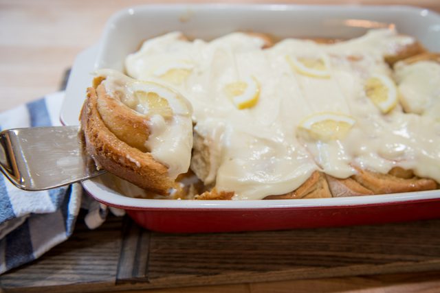Move over cinnamon rolls, try these homemade lemon sticky rolls for a change. 🍋
to.ehow.com/StickyLemonRol…