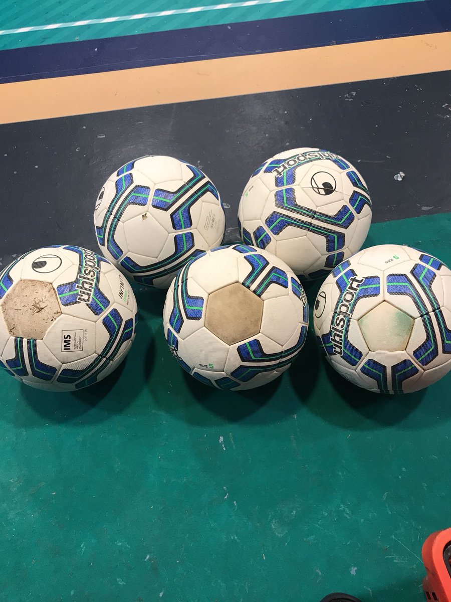 RichardMendezTV's tweet photo. Los balones que ahora se usan en el #futve están cayéndose a pedazos literalmente. Queda tanto por arreglar en Venezuela. Foto @richardblanco9 https://t.co/FWlc0eEWSF