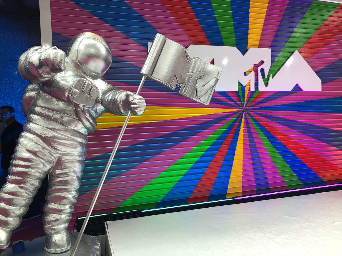 vmas's tweet photo. The #VMAs Red Carpet looks A👏MAZ👏ING👏

We're ready for your fave stars to rock the carpet. Tune in at 8p on @MTV 💘 https://t.co/VIicYrkuex