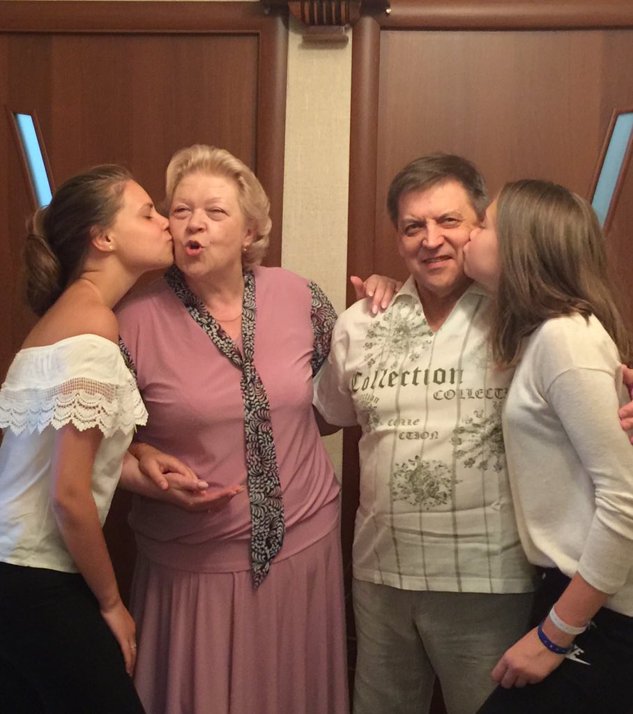 tsittser's tweet photo. 17.08.18 
С Днём Рождения, Бабулю ❤️
И с мамочкой 💕 https://t.co/CLc908dekW