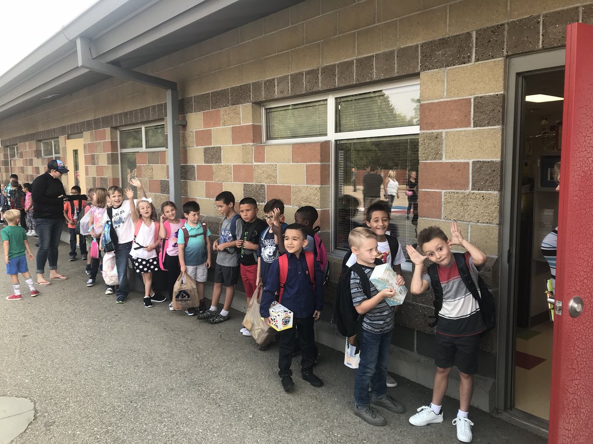 GraceJordanBSD's tweet photo. #firstdaybsd2018 #HearUsRoar Welcome Back Jaguars! https://t.co/0MOVnQo27p