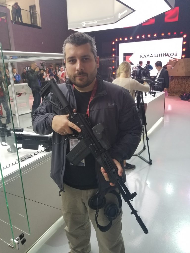 شركة كلاشنكوف تكشف النقاب عن بندقيه Ak-308 الجديده DlF0MZKVsAATrcP
