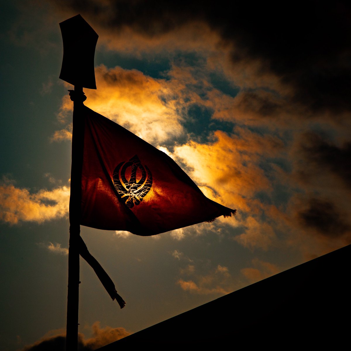 tarnpreetssingh's tweet image. The Path of God will always be illuminated, but only those who truly want to see it, will. 
.
.
.
.
.
#toronto #sikh #GodsPath #clouds #sunset #khanda #identity #proud 
#darbarsrigurugranthsahibjibrampton #dsggsjbrampton #gobindsarvar #light #nishansahib #maharajji