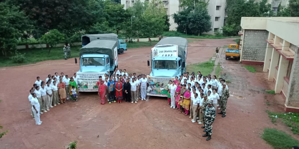 crpfindia's tweet photo. #GCBengaluru dispatched more ration &amp; relief material for flood victims in Kerala
#WomenWarriors of #240Bn contributed time &amp; resources for collection and packaging of relief materials. The items will be distributed by #105RAF in relief camps.

#RapidActionForce
#FightingFloods https://t.co/9VQ3S0K3sv