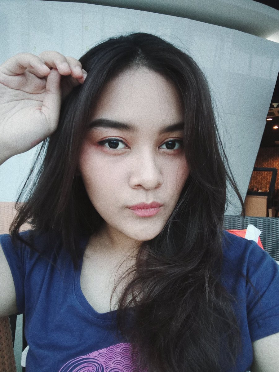 piyi__'s tweet image. Guys aku nemu filter yg bagus for all kind of selfies di vsco.
Filter: A8 +5.9
Exposure: +0.2
Contrast: +0.2
Grain: +0.8