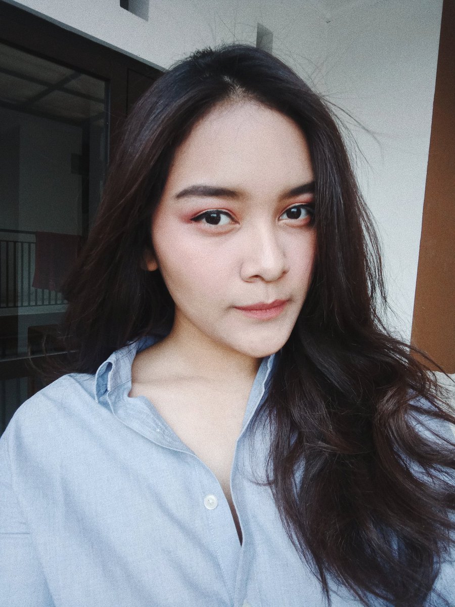 piyi__'s tweet image. Guys aku nemu filter yg bagus for all kind of selfies di vsco.
Filter: A8 +5.9
Exposure: +0.2
Contrast: +0.2
Grain: +0.8