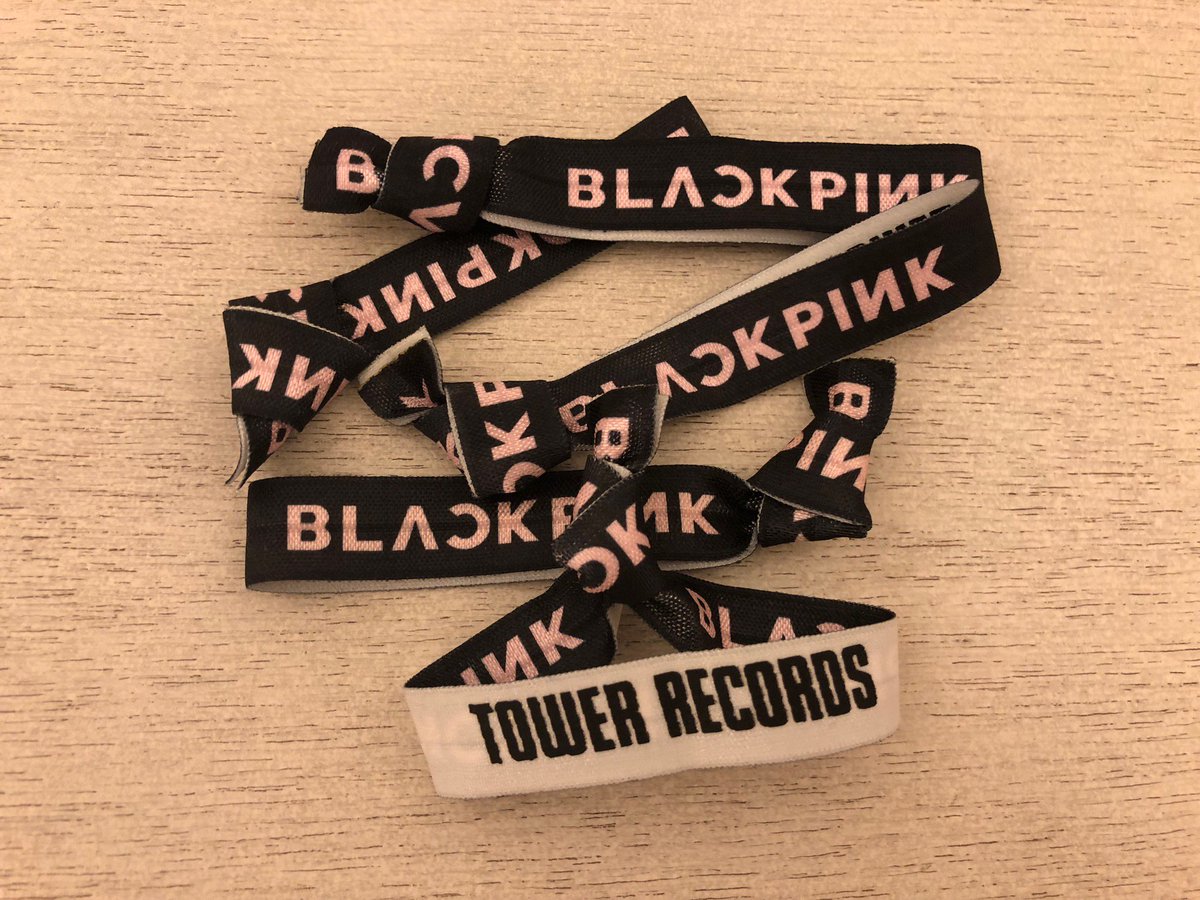 タワーレコード K Pop そして Blackpink Towerrecords コラボグッズも登場 ブルピン ロゴをあしらったコインケース 缶バッジキーホルダー Llサイズ クリアファイル収納ホルダーの3アイテム ブルピングッズを取集している Blink さんは必携