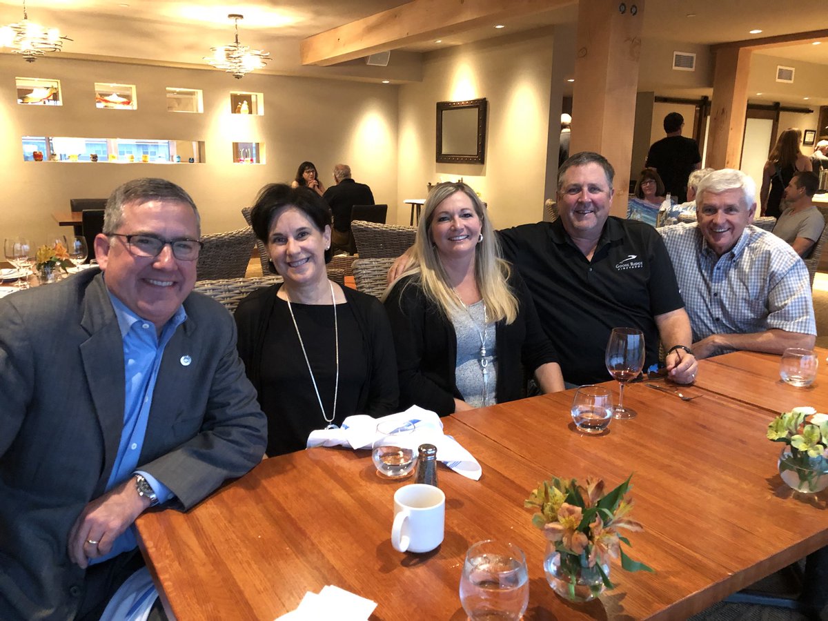 Fun dinner tonight with WSU alumni Bill &amp; Darci Monson of <a href="/GooseRidgeWines/">Goose Ridge Wines</a> in Ridgeland - it was great catching up and introducing <a href="/WSUTriCities/">WSU Tri-Cities</a> Chancellors @HaynesSandraPhD to them! #GoCougs