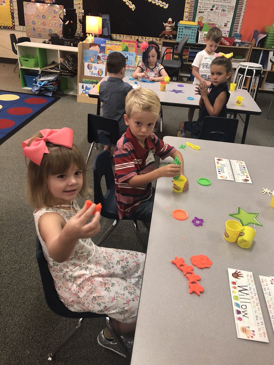 wbfowler96's tweet photo. We loved playing with play doh for first day activities! Look what we can create!#HumbleISDJoy #HumbleFirstDay @HumbleISD_FE #IAmHumble https://t.co/7sNV2oZpbS
