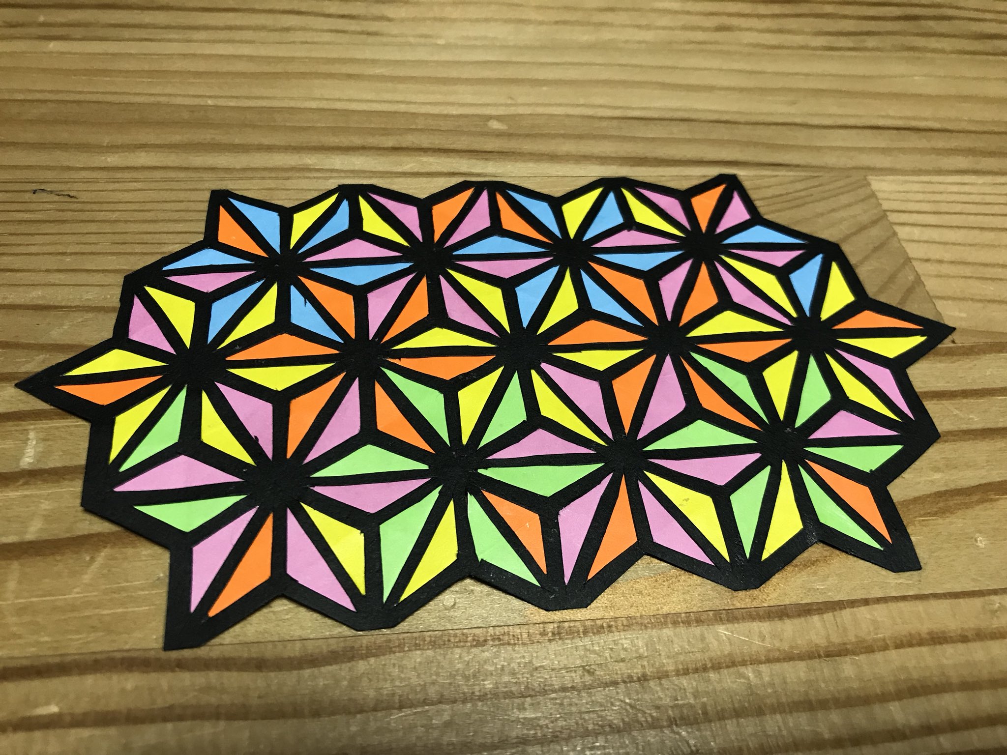 טוויטר 小山 恵里奈 3児男子の母 בטוויטר 市松模様の切り絵 W 絶対に隣合わせにならないように作成 W 切り絵 おりがみ 一松模様 市松模様 4色でできたかも T Co Bfubkyajre