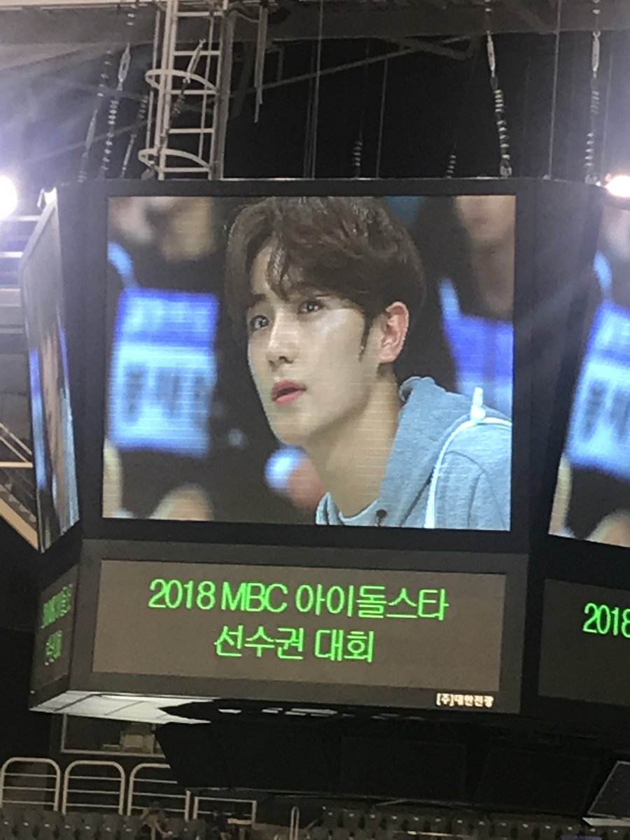 _muro0's tweet photo. 솔직히 전광판에 막잡힌 얼굴이 일케 생겻는데 그룹대표 보컬로 나갈만큼 노래도 잘하고 댄스트라이앵글 중 한명이란것부터 씹사기인데 거기다 개몸짱에 키도 180이고 승부욕도 쎄고 게임 운동 종목 안 가리고 다 잘하는데 팀에서 실세고 성격도 좋음 ㄱ- https://t.co/1glEwpuuKF