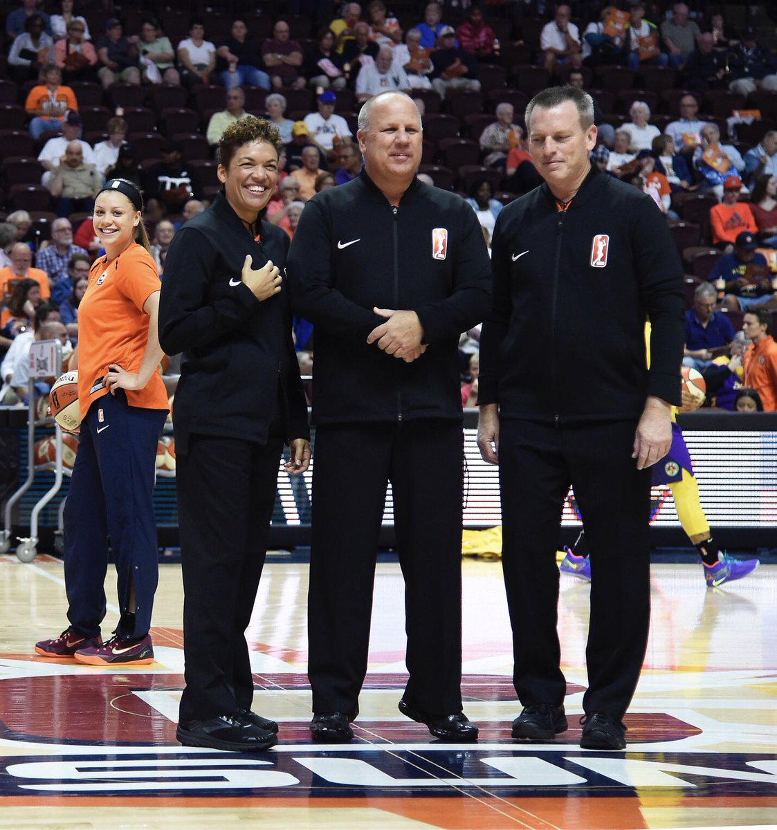 rachelbanham_1's tweet image. There’s always time to photo bomb the referees right!? 🤷🏽‍♀️😂😁 #gamedayfun #gotthedub