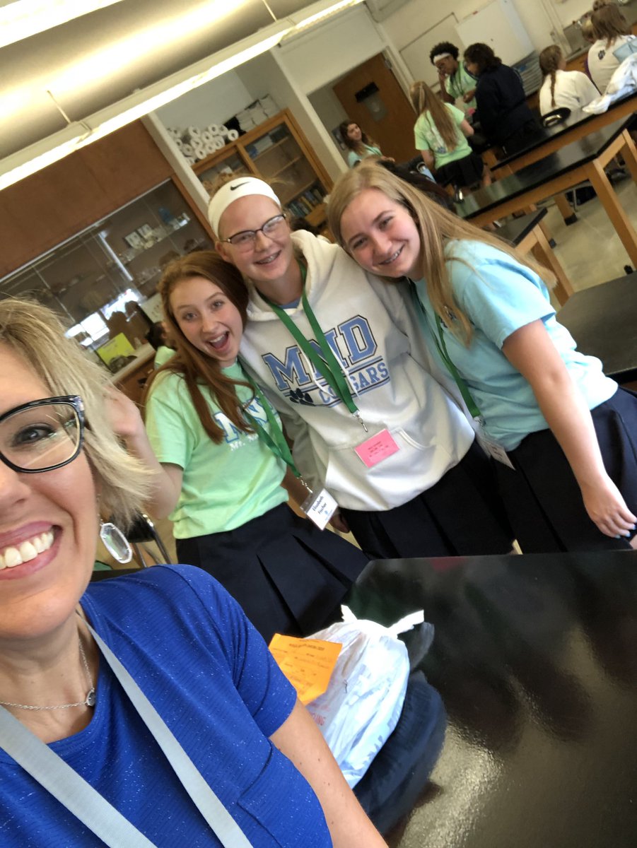 karenday16's tweet image. Twitter wars!  @MrHuntsHistory MY #MAPPack !  We rocked the selfie! @MNDCougars #empowered #Classof2022