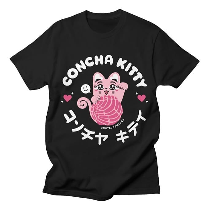 muycutemerch's tweet photo. Of course we had to rep our favorite #pandulce la concha! In combo con un gatito de la suerte JaponΓ©s, we created this #kawaii inspired camisa. Gracias to Chantal for helping us with the #katakana translation <3 the #conchakitty tee is now live at https://t.co/XbGk6JkYhY #muycute https://t.co/iW1ZE73YNN