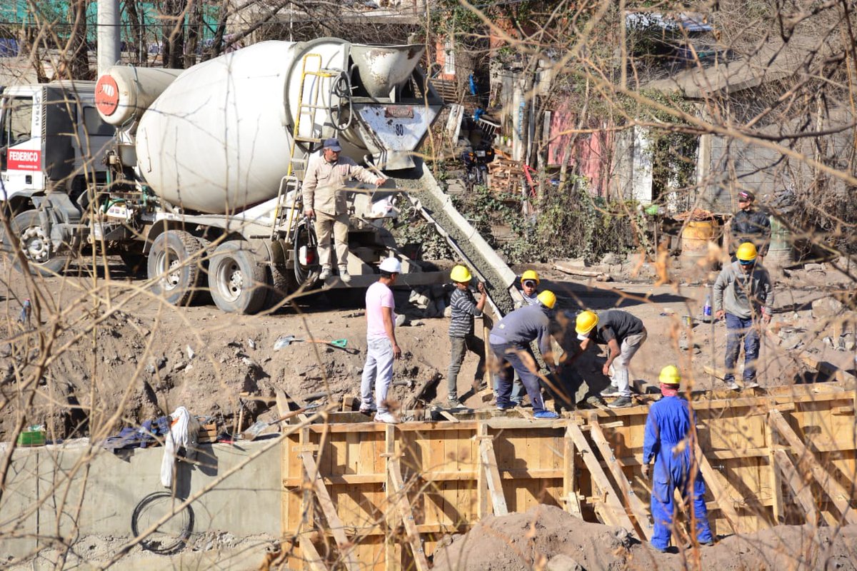 El muro de contención que acompaña las obras de Cordón Cuneta en barrio Campamento Bourdichon
