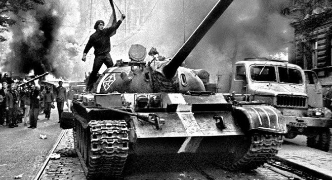 FF_CUNI's tweet photo. Je klidná noc. Žádný hluk letadel, tanků a nákladních aut, který by nás varoval před postupující ruskou invazí do naší země, letos neuslyšíme. A také většina klávesnic je dnes zcela bezhlučných.
#invaze68
#50vyroci https://t.co/8oqwokr2Qq