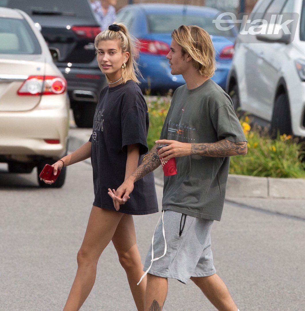 Justinn__94's tweet photo. Diganme si Justin y Hailey no son lo más lindo del mundo😍💕 https://t.co/0nqwY5GgSa