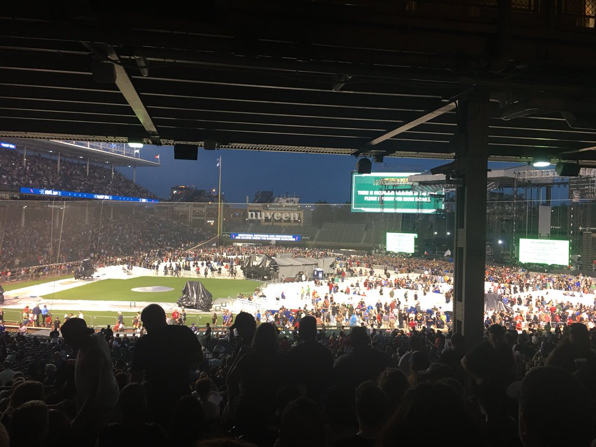 pathieuabc7's tweet photo. Field being cleared b/c of lightning threat... #pearljam #pj2018 https://t.co/G2SOPKpdZz