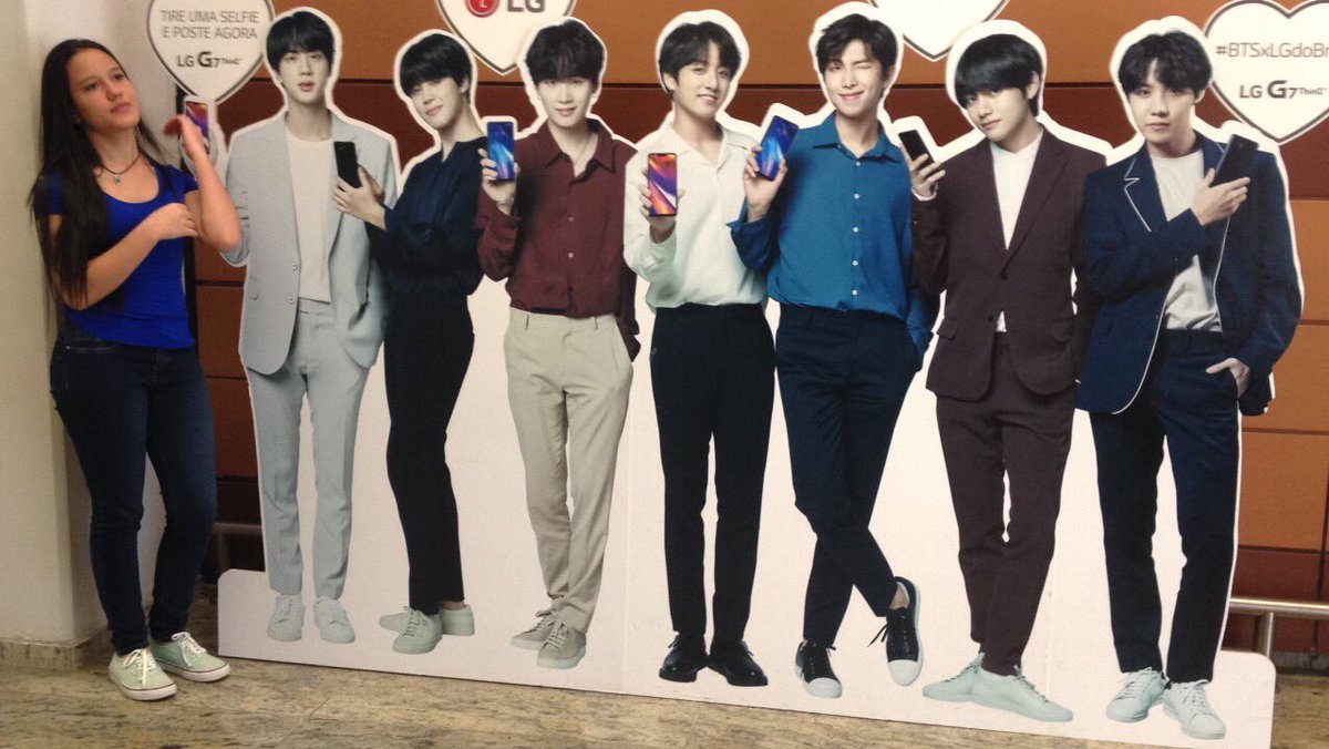 lightonmee's tweet photo. FINALMENTE CONHECI O BTS!!! ❤️
(Invejosos dirão que estou no Mercado Otugui no bairro Bom Retiro em São Paulo- SP com um pedaço de papelão da propaganda da LG...)
Ps: que por sinal, me deixou emocionada como se fosse real.. T~T💔
@BTS_twt #BTSLG https://t.co/dm5plUuCRr