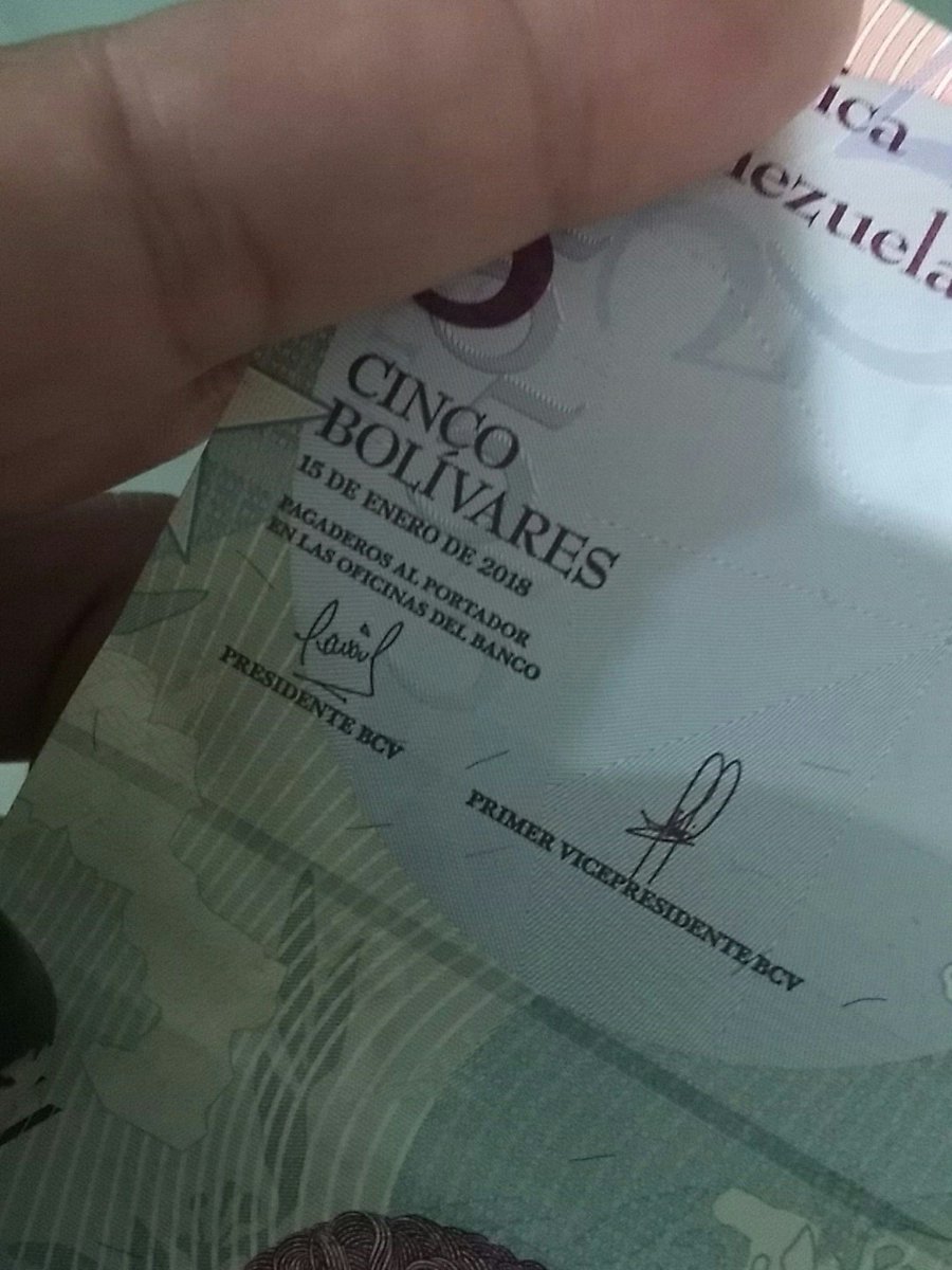 milalazo18's tweet photo. CÓMO SE EXPLICAN? QUE LOS BILLETES TIENE FECHA DE EMISIÓN 15 DE ENERO DE 2018. SI LO DE LOS 5 CEROS Y LA VAINA LO DIJERON HACE UN MES ALGUIEN QUE ME LO EXPLIQUE https://t.co/02SjFjxYPw