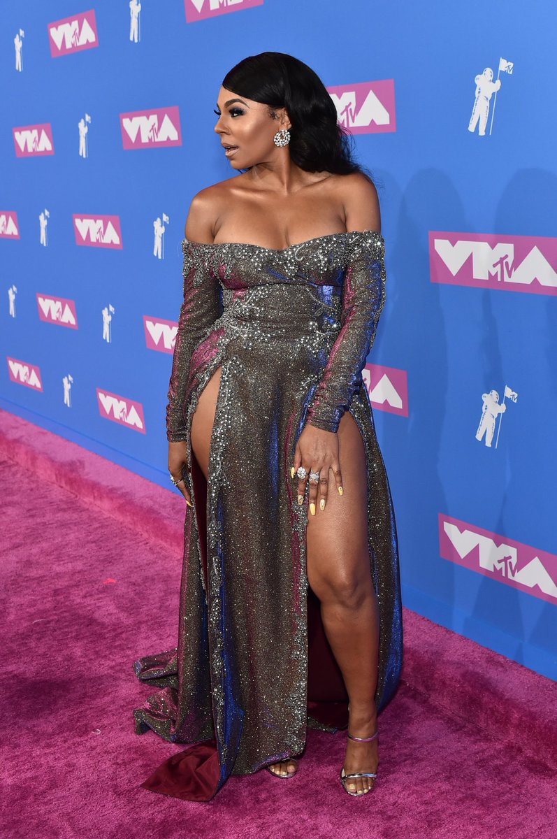 xonecole's tweet photo. Y’all can sleep on Ashanti if you want but she’s always best dressed! 😍😍 #VMAs https://t.co/wnIw6XF4nY