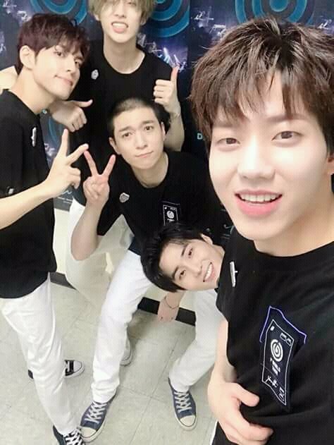 ohmyYoungK's tweet photo. 💕💕💕 #Day6 #데이식스 https://t.co/vmWbAZI7Bb