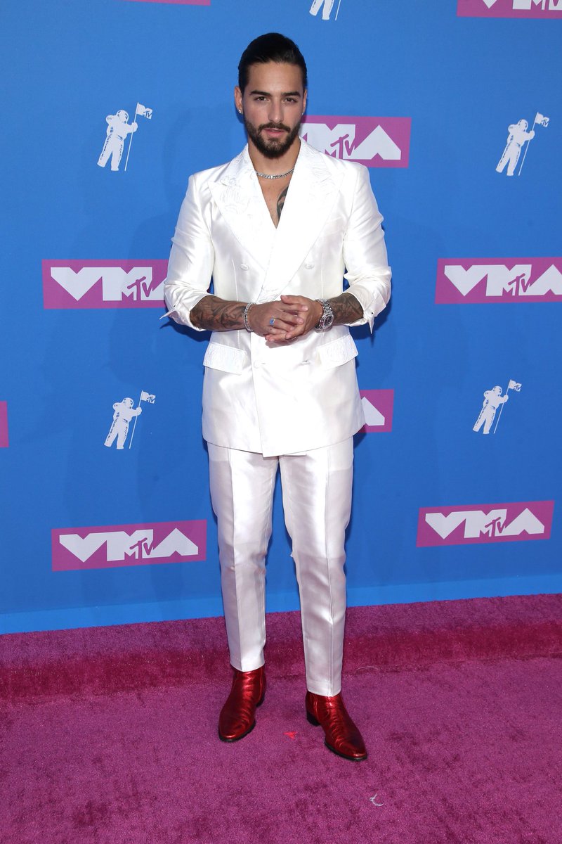PastranaTweet's tweet image. Maluca, lo siento; #Maluma en la Red Carpet de los #VMAs y a la vez en homenaje a las Spice Girls y a Dorothy de &apos;El Mago de Oz&apos;. Pero... ¿Y la Gargantilla de Diamantes?