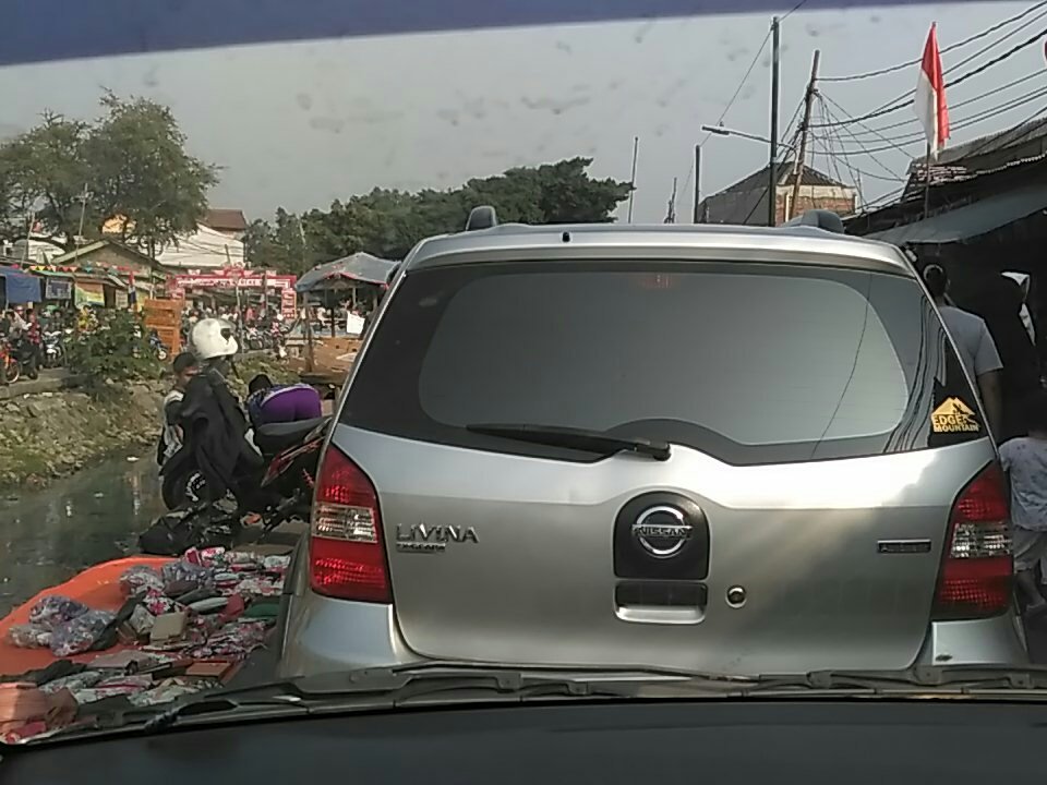 nicko295's tweet photo. @satpolppjakarta kondisi di pasar tipar cakung saat ini 21 agustus 2018 jam 07.40 - 08.06 Tolong ditertibkan pak pedagang yg tdk pada tempatnya.. @SatpolPPcakung https://t.co/4I0hYWBVzW