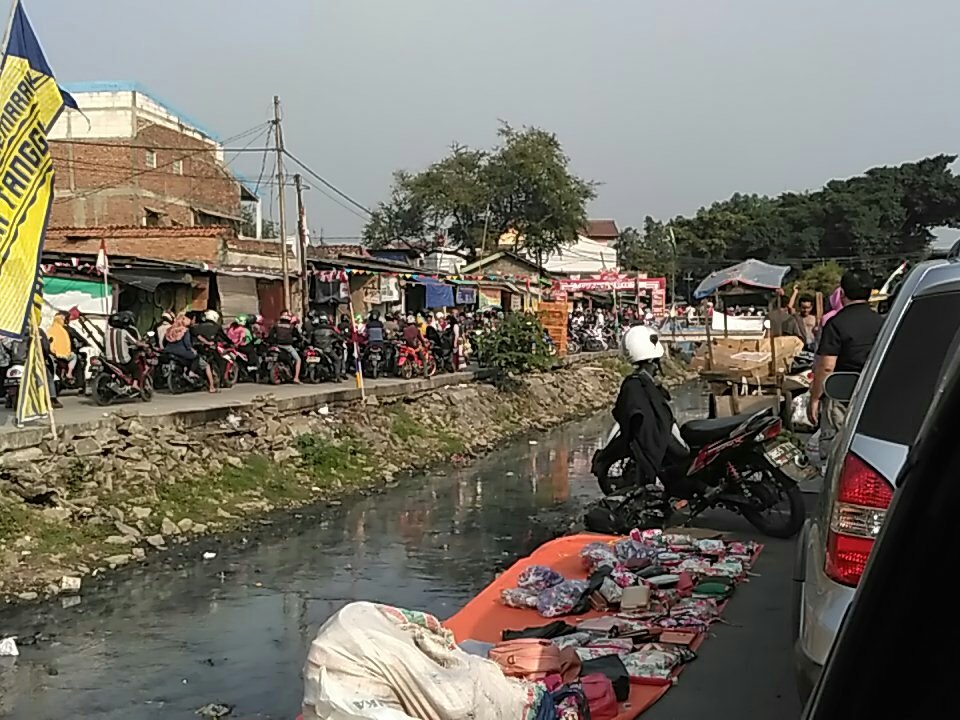 nicko295's tweet photo. @satpolppjakarta kondisi di pasar tipar cakung saat ini 21 agustus 2018 jam 07.40 - 08.06 Tolong ditertibkan pak pedagang yg tdk pada tempatnya.. @SatpolPPcakung https://t.co/4I0hYWBVzW