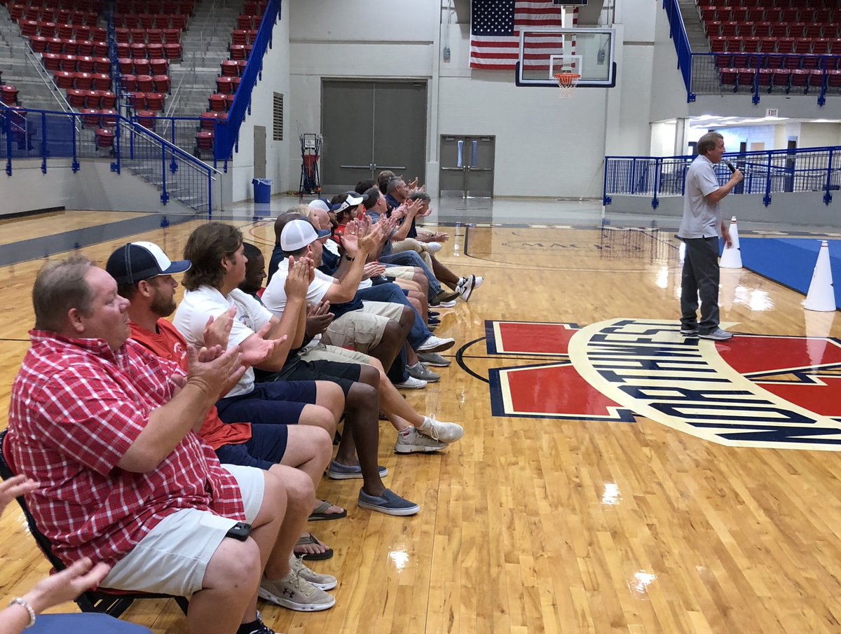 MichaelHeindl's tweet photo. Welcomed student athletes back tonight with pizza + pep rally + some friendly competition! Great first day! https://t.co/hNZZO7FsiB