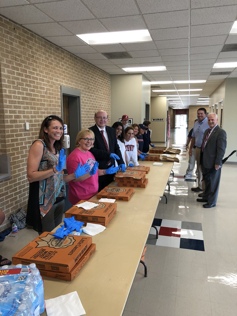 MichaelHeindl's tweet photo. Welcomed student athletes back tonight with pizza + pep rally + some friendly competition! Great first day! https://t.co/hNZZO7FsiB