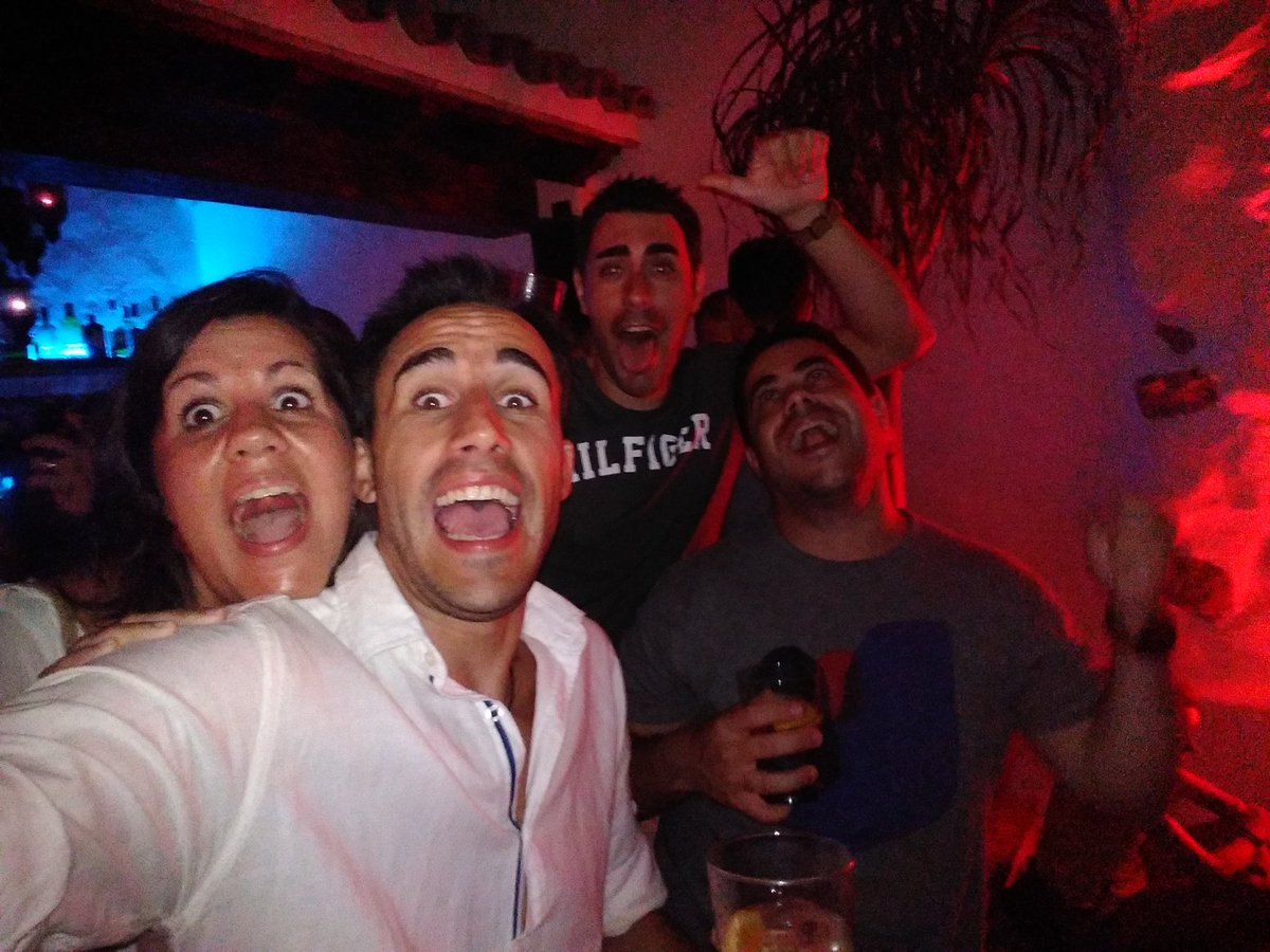 mauriciodelaf's tweet photo. Cerrando bares el lunes noche en Conil de la Fra. #Conileando @Neidia83 @juanig3 https://t.co/BpC5JHrYfd