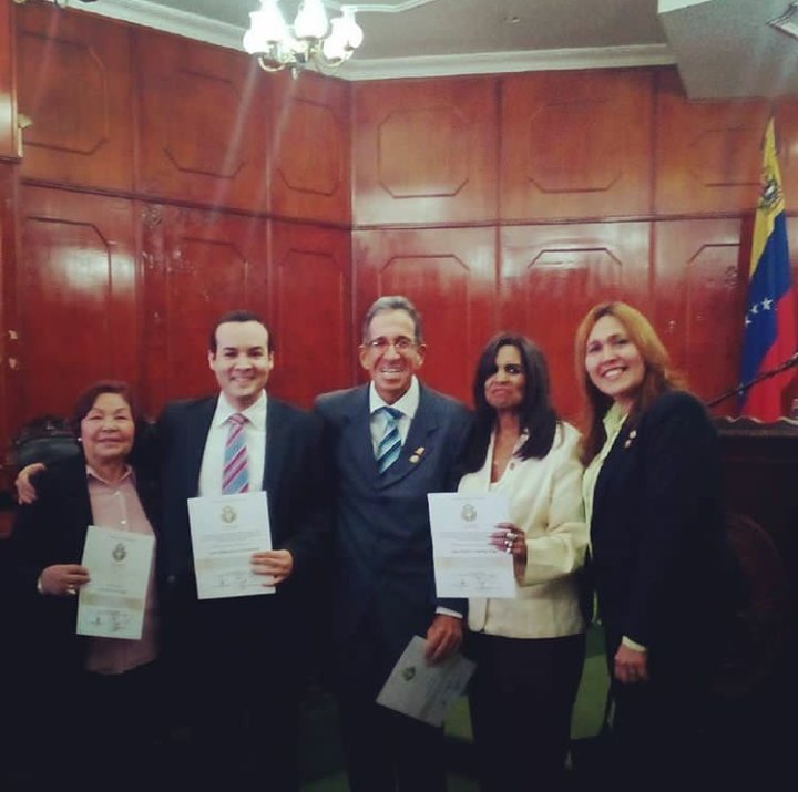 Rafael_Carta's tweet photo. Reconocimiento recibido por parte del Consejo Legislativo del Estado Carabobo, en el marco del 36 Aniversario de la #LEPLA https://t.co/TOjq7o3XvX