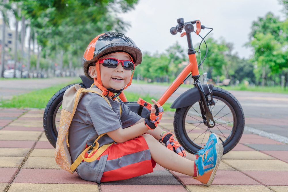 EnvisionOptic's tweet photo. 70% of sun damage to the eyes occur before the age of 20.  Keep your eyes protected with sunglasses whenever you step outside!  #EyeFacts  #Sunglasses https://t.co/2386Wj1561