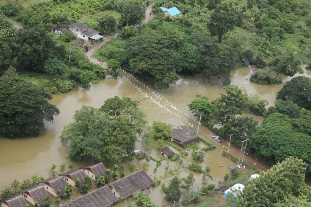 Chu_OnlineNews's tweet photo. 08.34 #เตือนภัย บ้านลาด-เมืองเพชรบุรี และพื้นที่ริมน้ำ รับมือมวลน้ำจาก #เขื่อนแก่งกระจาน ล่าสุดสูงถึง 777 ล้านลบ.ม. ขณะที่ #เขื่อนเพชร ระบายสู่คลองทุกสายเหนือเขื่อน รวม 112 ลบ.ม./วินาที ระบายลงแม่น้ำเพชรบุรี 148 ลบ.ม. รวม 261 ลบ.ม./วินาที แนวโน้มน้ำเพิ่มขึ้น #SpringNews #น้ำท่วม https://t.co/fb9wAoe7aT