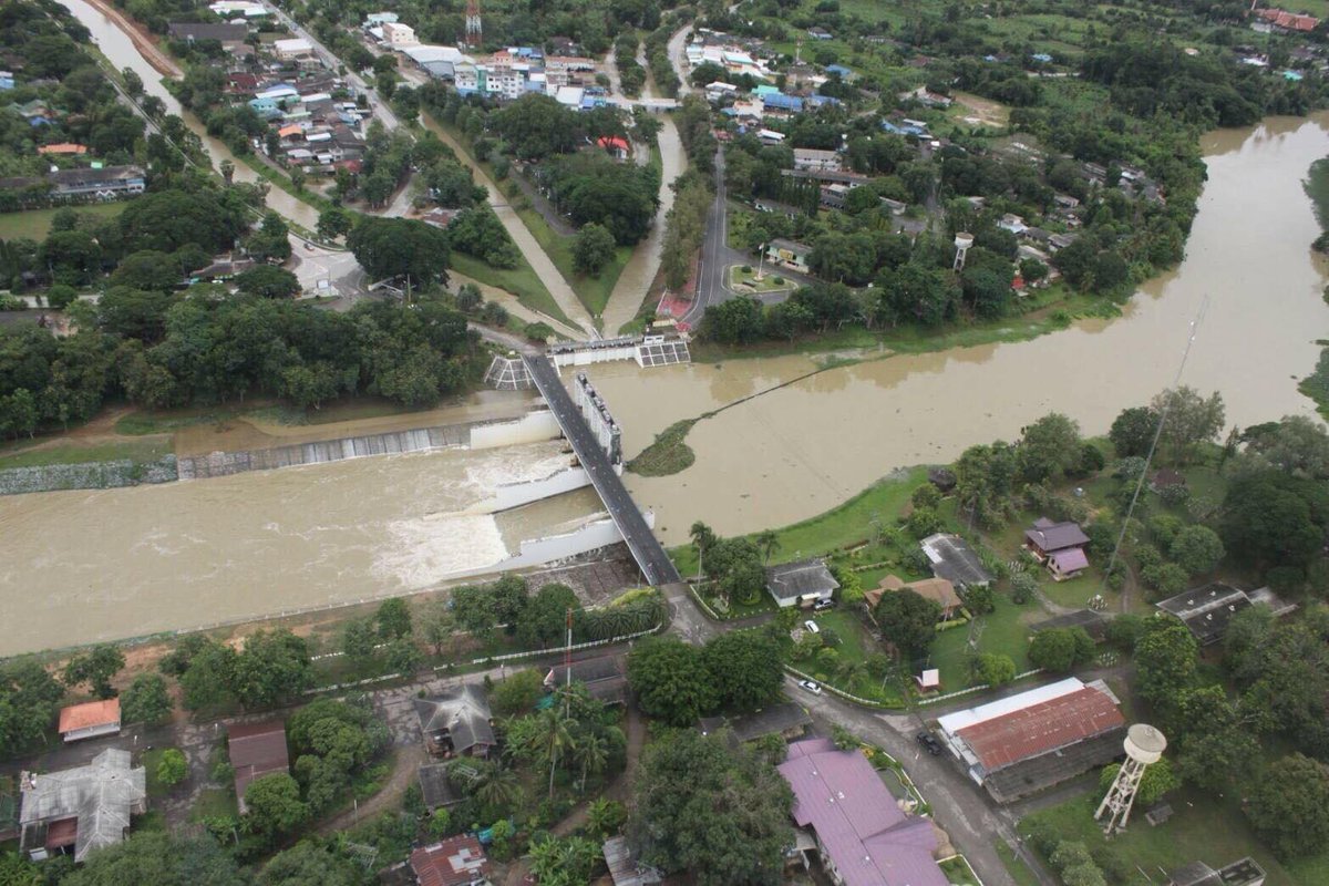 Chu_OnlineNews's tweet photo. 08.34 #เตือนภัย บ้านลาด-เมืองเพชรบุรี และพื้นที่ริมน้ำ รับมือมวลน้ำจาก #เขื่อนแก่งกระจาน ล่าสุดสูงถึง 777 ล้านลบ.ม. ขณะที่ #เขื่อนเพชร ระบายสู่คลองทุกสายเหนือเขื่อน รวม 112 ลบ.ม./วินาที ระบายลงแม่น้ำเพชรบุรี 148 ลบ.ม. รวม 261 ลบ.ม./วินาที แนวโน้มน้ำเพิ่มขึ้น #SpringNews #น้ำท่วม https://t.co/fb9wAoe7aT