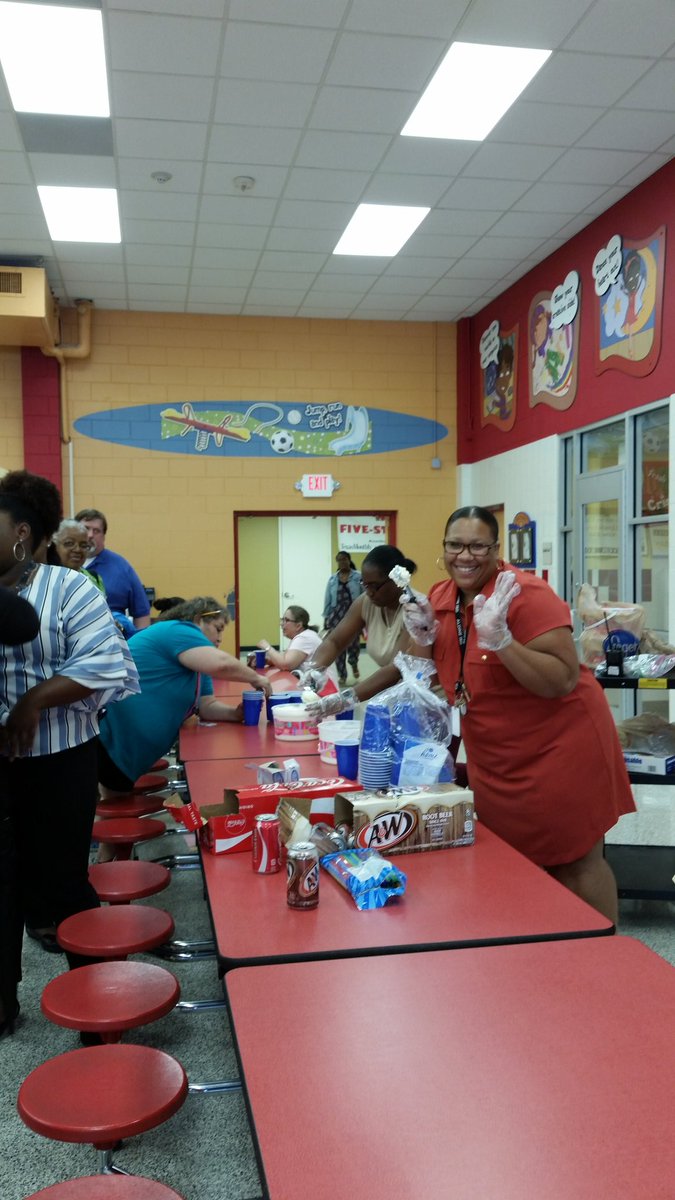 olesonterry's tweet photo. We had a sweet ending to a GREAT first day of school ... ice cream floats scooped up by our administrators. @OlesonOwls 
@stafford_nadia #Allin4Adine https://t.co/1qo43crjVW