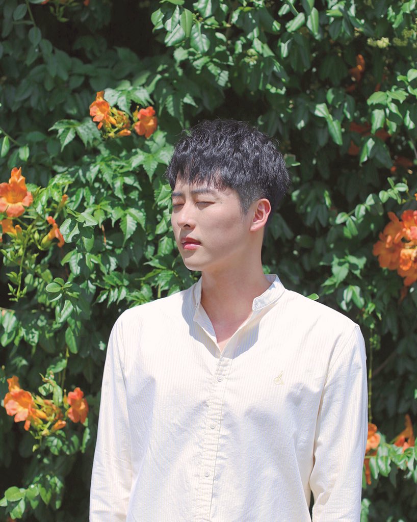 sko2559's tweet photo. 오랜만에 트윗 입니다. 잘 지내셨죠?
저는 포레스코(Foresko)라는 
이름으로 솔로 음악 활동을 시작하게 되었어요 !
첫 싱글은 내일 정오 입니다.

앞으로 한곡 한곡 노래를 만들어 갈텐데 ..여러분들께 좋은 음악으로 들려 진다면 좋겠네요.

#포레스코 #Foresko https://t.co/McNtrZRyoJ