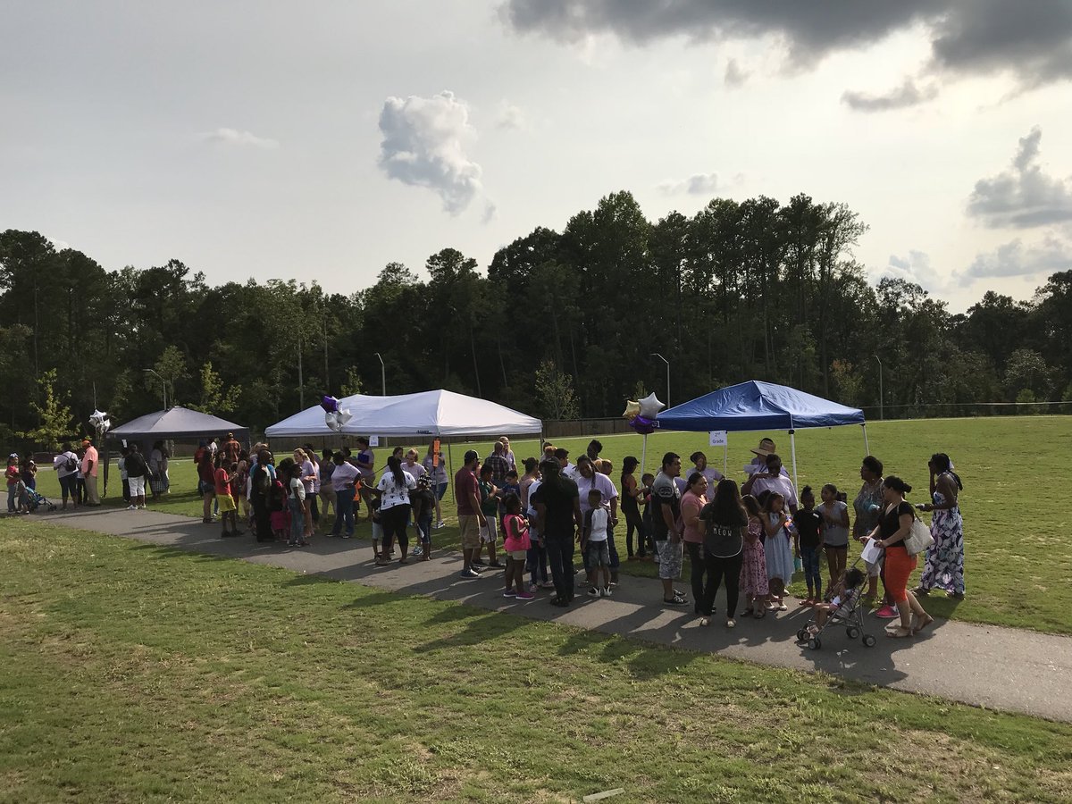 RogersLaneES's tweet photo. We had a couple of thousand people attend our “Meet the Teacher” event for our 1st - 5th grade students!  What a way to start the new school year! @WCPSS @RogersLaneES @WCPSS_TitleI #WeROCKit #WhatStartsHereChangesEverything https://t.co/6p5iPnPnmw