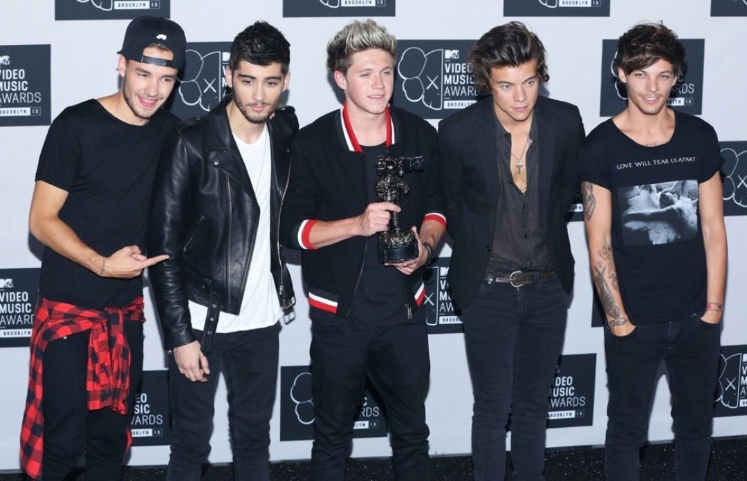 One Direction tweet media