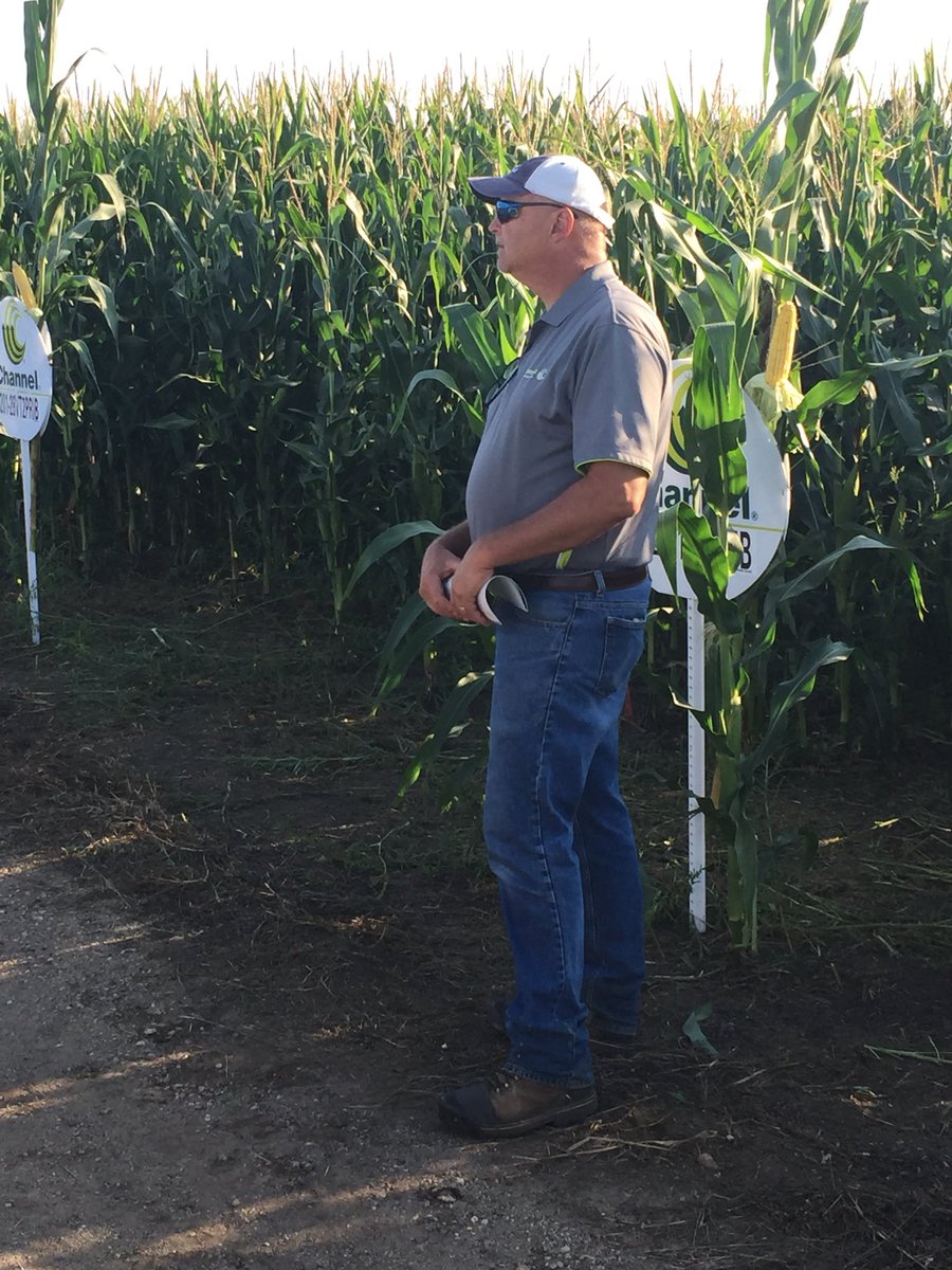 RGosmire's tweet photo. Channel Agronomist John Goeden talking to producers at a plot tour near Canova, SD. An impressive lineup of Channel Hybrids. #plant18 #ChannelYields #channelseed https://t.co/NaZ1ej0HTT