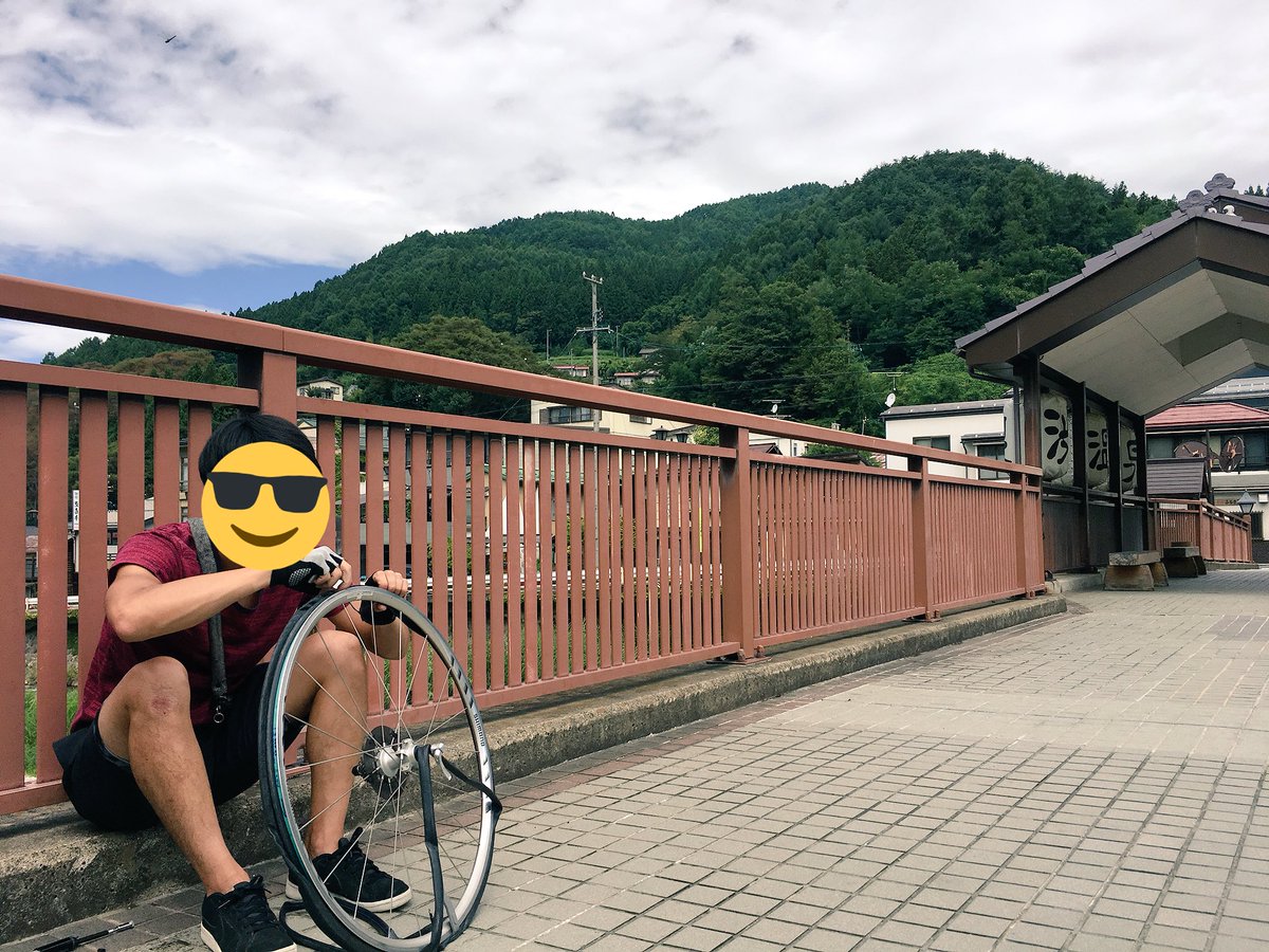 sandy_caad8's tweet photo. 渋温泉をバックにパンク修理。
#志賀高原ロングライド
#ツールドニッポン
#サイクリング
#ロードバイク
#キャノンデール https://t.co/cNkBde0c4f
